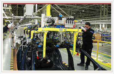 巔峰之后再造極境 深度體驗北京奔馳新智能工廠穿戴設備技術開發